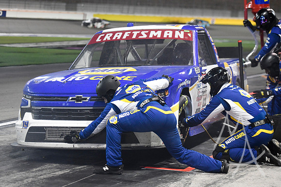 AUTO: MAR 03 NASCAR Craftsman Truck Series Victoria's Voice Foundation 200