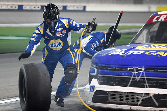 AUTO: MAR 03 NASCAR Craftsman Truck Series Victoria's Voice Foundation 200