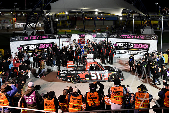 AUTO: MAR 03 NASCAR Craftsman Truck Series Victoria's Voice Foundation 200