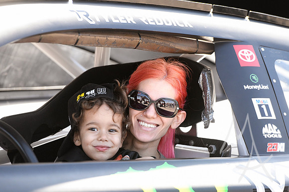 AUTO: MAR 03 NASCAR Craftsman Truck Series Victoria's Voice Foundation 200