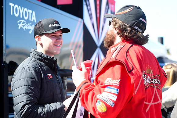 AUTO: MAR 03 NASCAR Craftsman Truck Series Victoria's Voice Foundation 200