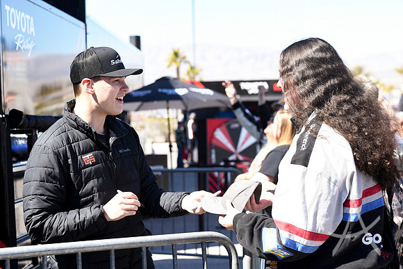 AUTO: MAR 03 NASCAR Craftsman Truck Series Victoria's Voice Foundation 200