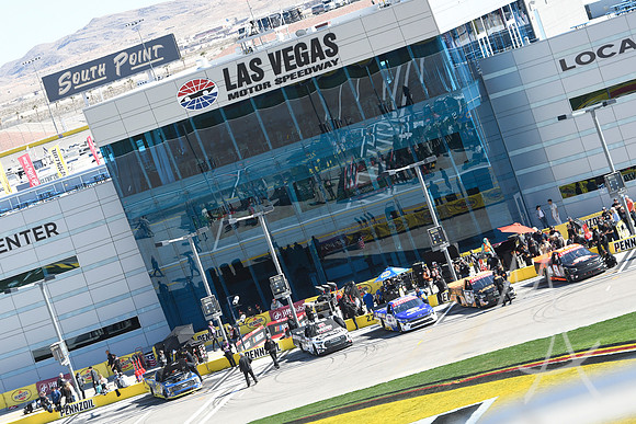 AUTO: MAR 03 NASCAR Craftsman Truck Series Victoria's Voice Foundation 200