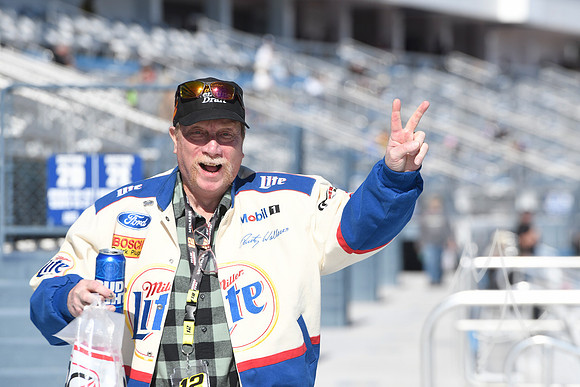 AUTO: MAR 03 NASCAR Craftsman Truck Series Victoria's Voice Foundation 200
