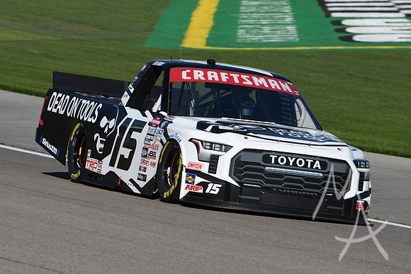 AUTO: MAR 03 NASCAR Craftsman Truck Series Victoria's Voice Foundation 200