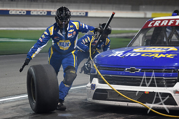 AUTO: MAR 03 NASCAR Craftsman Truck Series Victoria's Voice Foundation 200