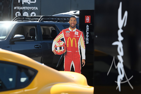 AUTO: MAR 03 NASCAR Craftsman Truck Series Victoria's Voice Foundation 200
