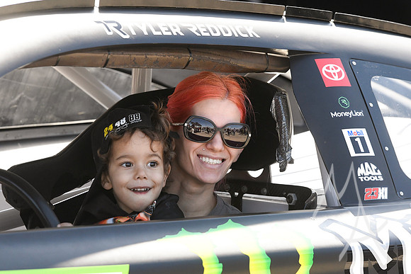 AUTO: MAR 03 NASCAR Craftsman Truck Series Victoria's Voice Foundation 200