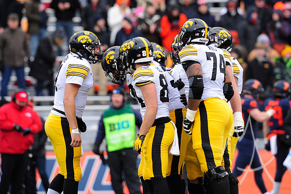 COLLEGE FOOTBALL: NOV 17 Iowa at Illinois