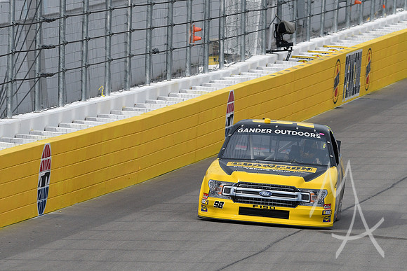 AUTO: MAR 01 NASCAR Gander Outdoors Truck Series - Strat 200