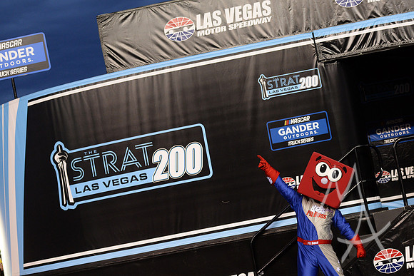 AUTO: MAR 01 NASCAR Gander Outdoors Truck Series - Strat 200