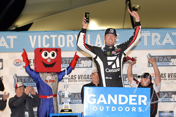 AUTO: MAR 01 NASCAR Gander Outdoors Truck Series - Strat 200