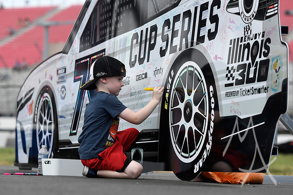 AUTO: JUN 04 NASCAR Cup Series Enjoy Illinois 300