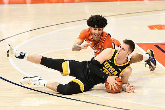 COLLEGE BASKETBALL: JAN 29 Iowa at Illinois