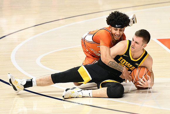 COLLEGE BASKETBALL: JAN 29 Iowa at Illinois