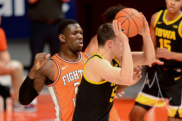COLLEGE BASKETBALL: JAN 29 Iowa at Illinois
