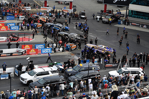 AUTO: APR 27 NHRA American Rebel Light 4-Wide Nationals